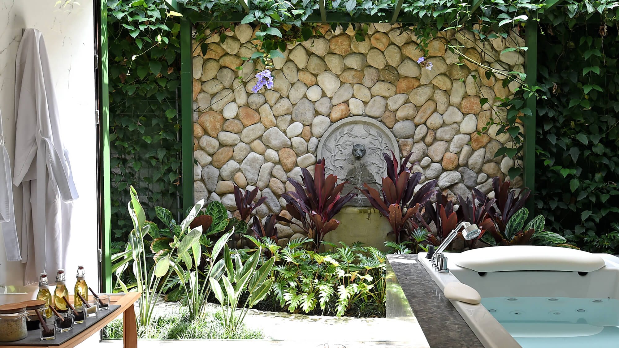 También tiene salas de terapia y tratamientos especiales