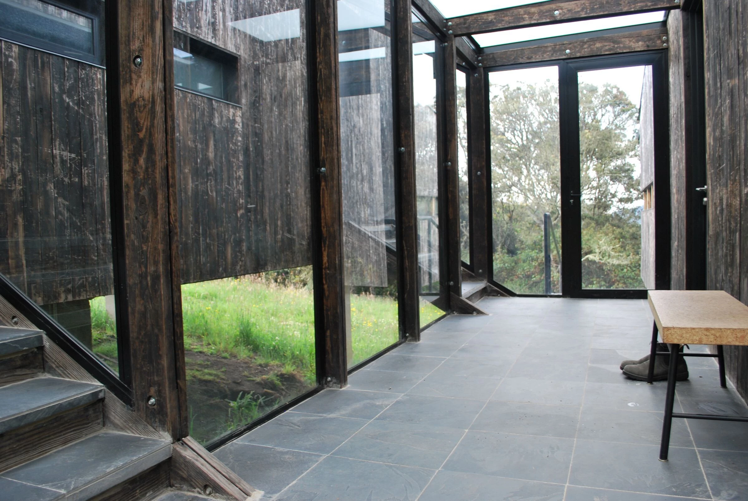 La casa está revestida de ciprés carbonizado para evitar humedades e insectos