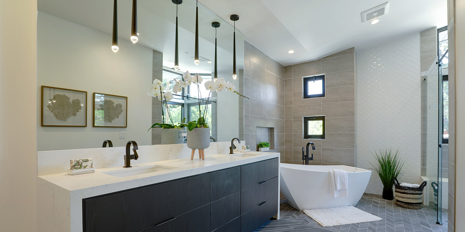 Con doble lavabo y una gran bañera