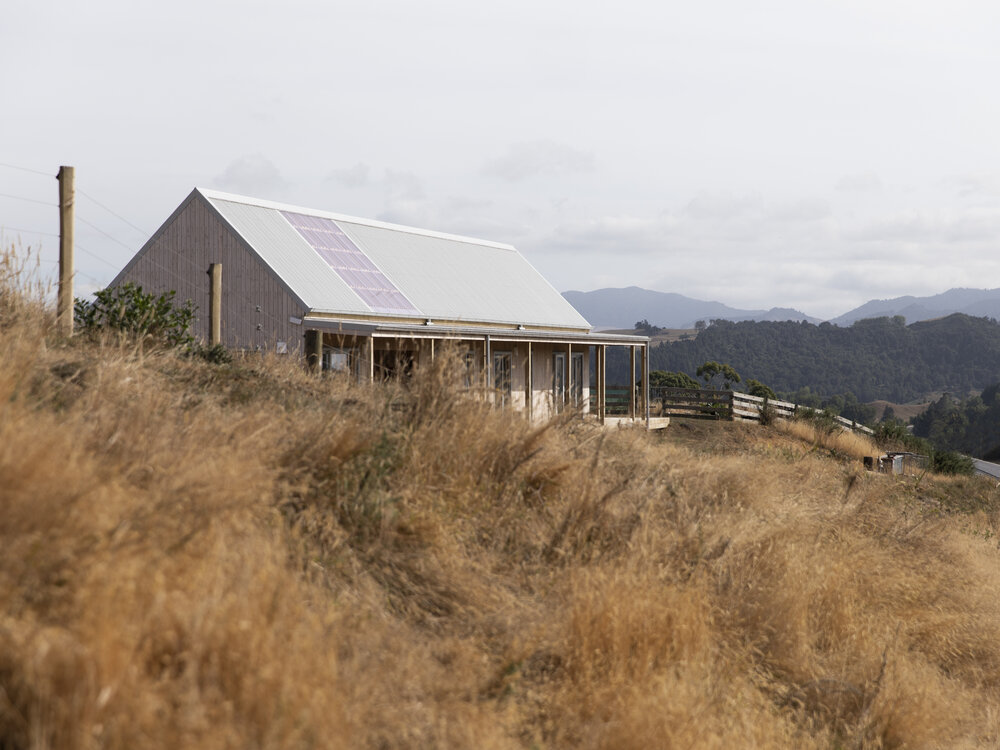 La casa se levanta al borde de un valle empinado
