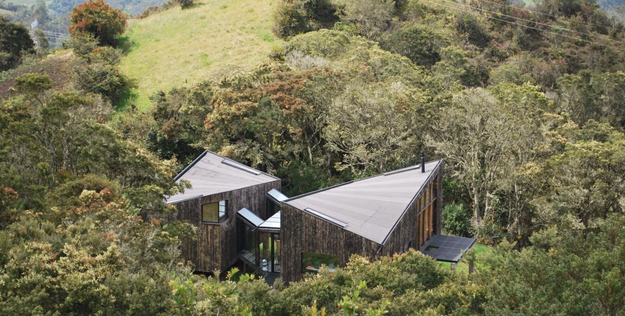 La casa está dividida en dos partes para adaptarse al terreno