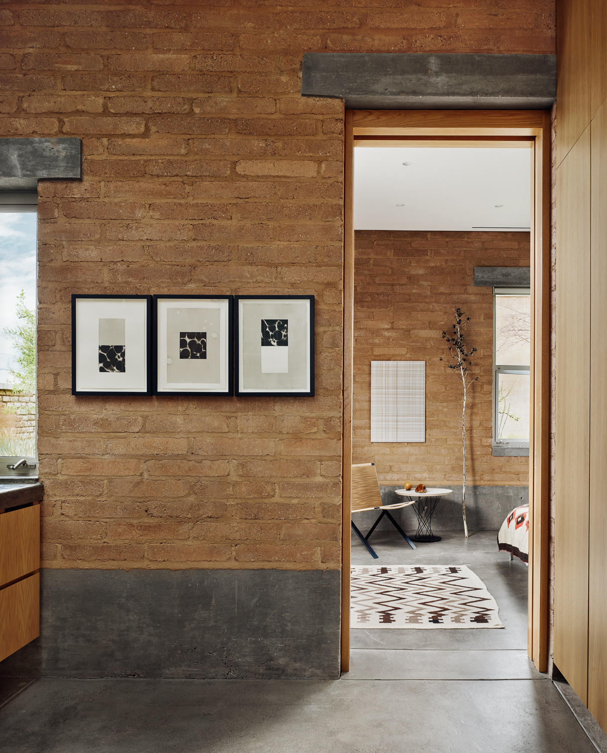 Los cuadros y las vigas vistas aportan carácter al espacio