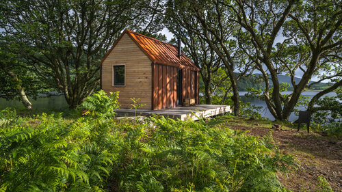 Se encuentran junto a un lago en Escocia
