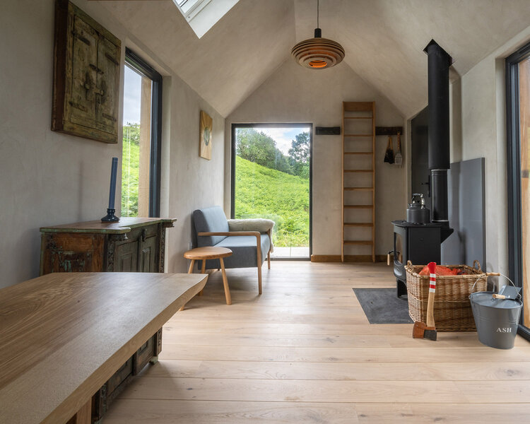 Destacan los techos inclinados y la luz natural