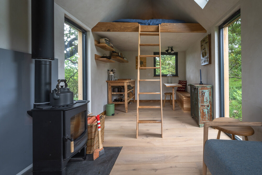 Abierto y con una escalera para acceder a él