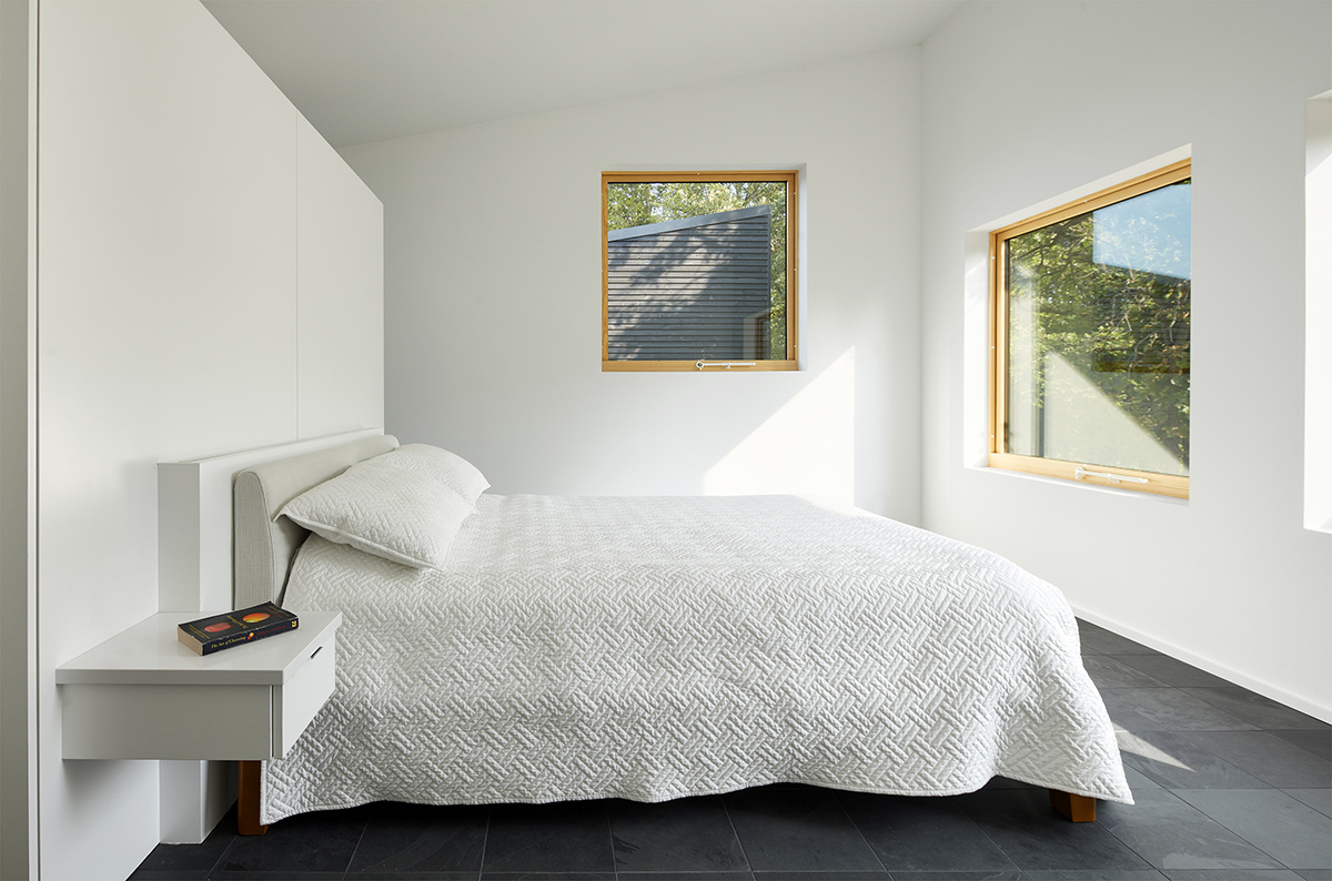 El blanco destaca con los marcos de las ventanas y el suelo oscuro