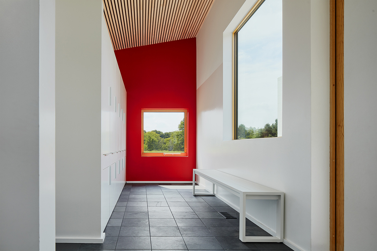 La pared roja le da un toque de color