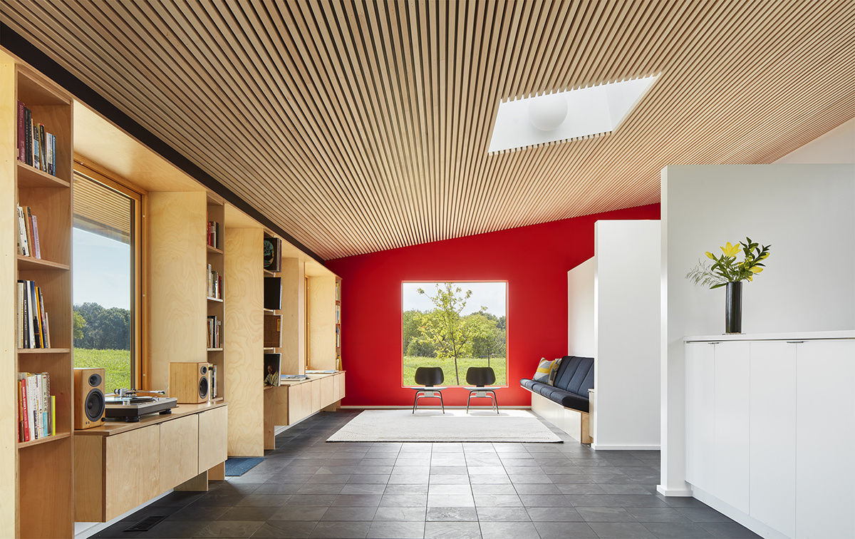 Con el techo inclinado y mucha luz natural