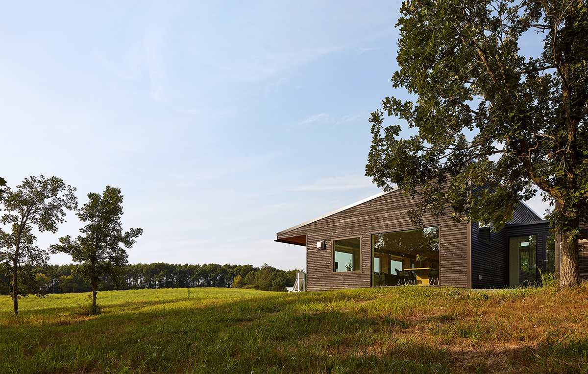 Está rodeada de campos agrícolas, robles y tiene cerca una cascada