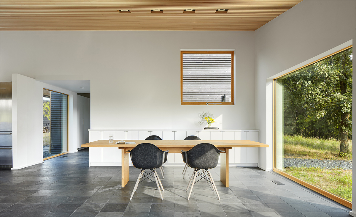 Con una gran ventana para admirar las vistas