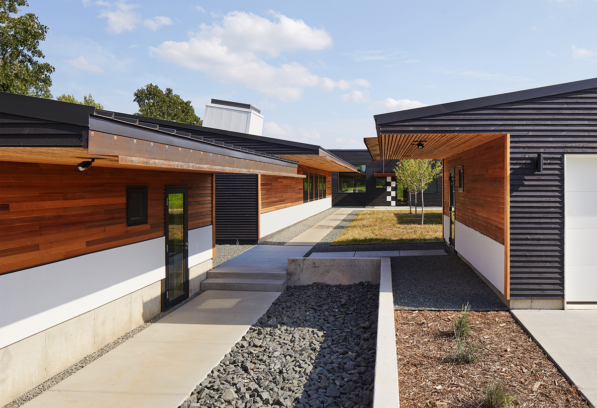 Las fachadas están revestidas con madera de cedro y el tejado, con metal