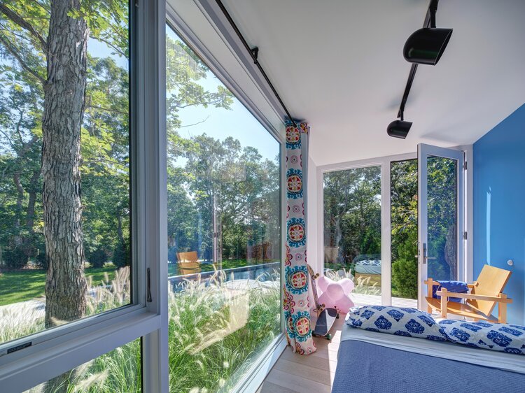 Tiene grandes ventanales para disfrutar del entorno