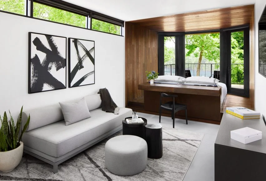 Con un sofá y una gran televisión