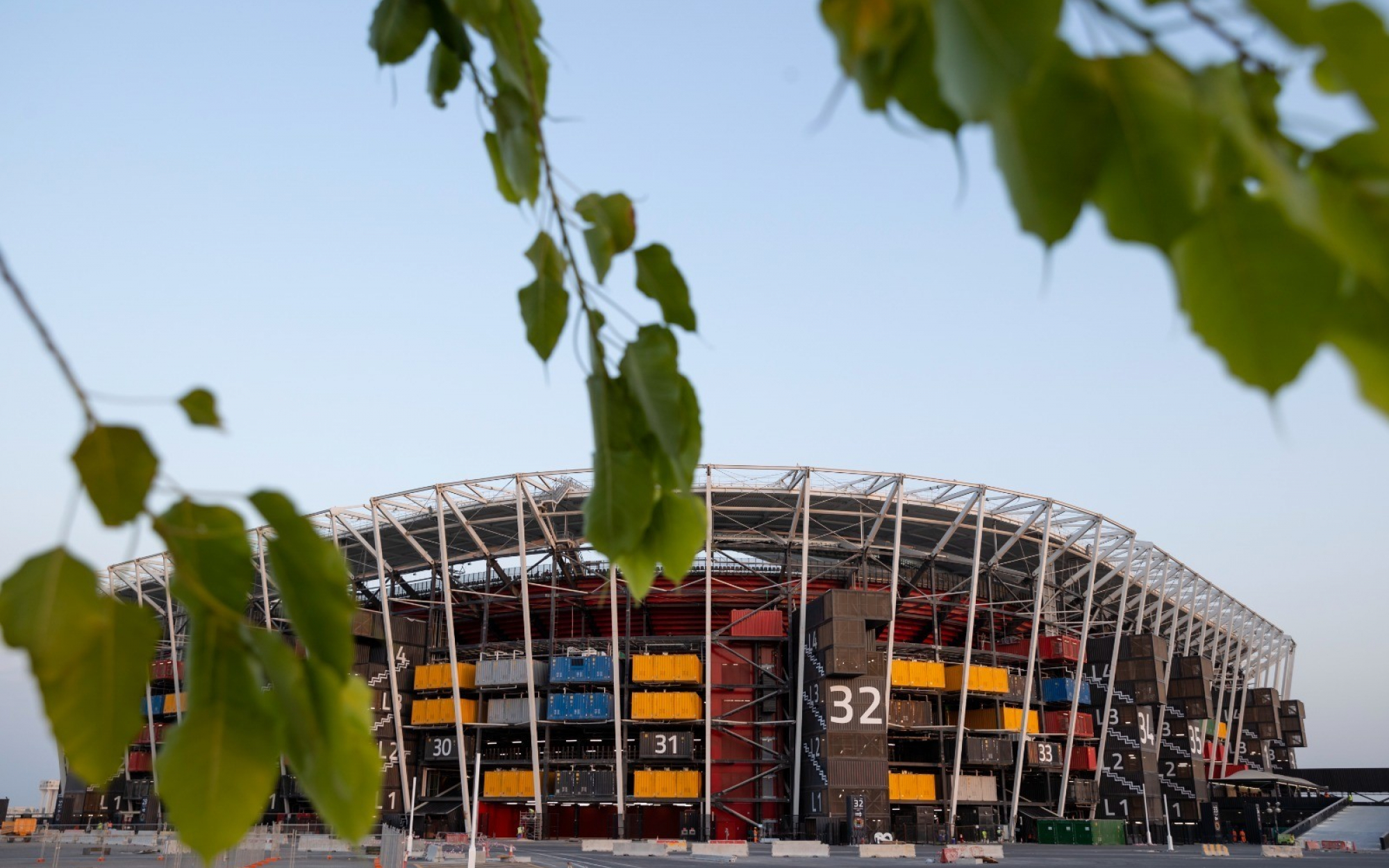 Con contenedores marítimos