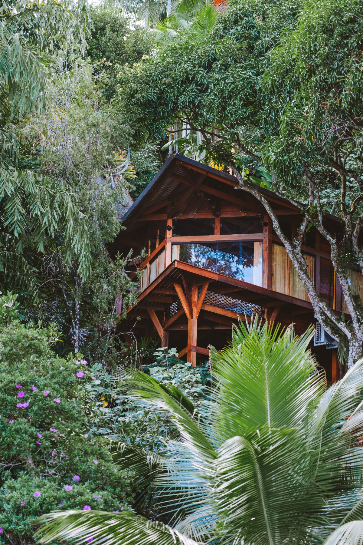 La casa tiene grandes ventanales para disfrutar del paisaje natural