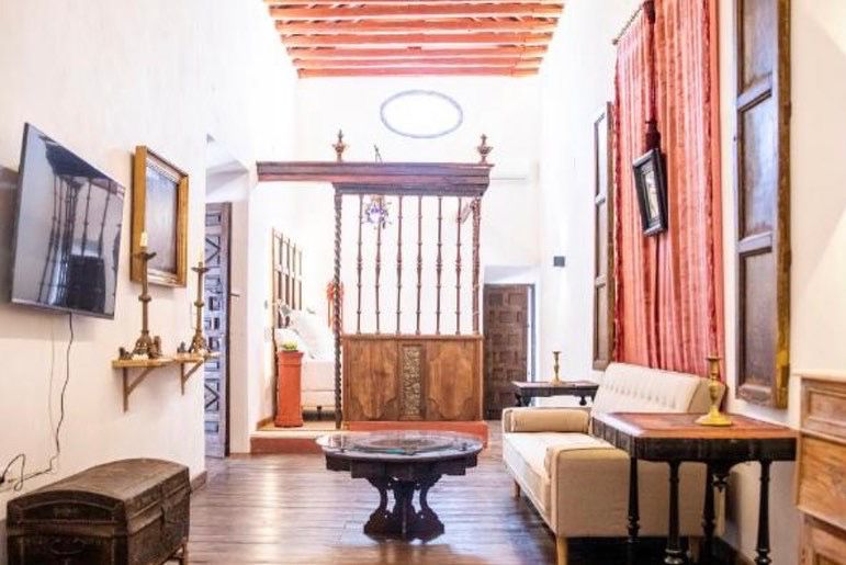 Nos sumerge en una atmósfera en la que se trenzan la historia y la leyenda