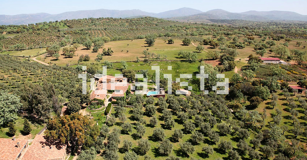 A la venta una aldea con un caserío del siglo XIX y muy cerca de Portugal por 2 millones de euros 