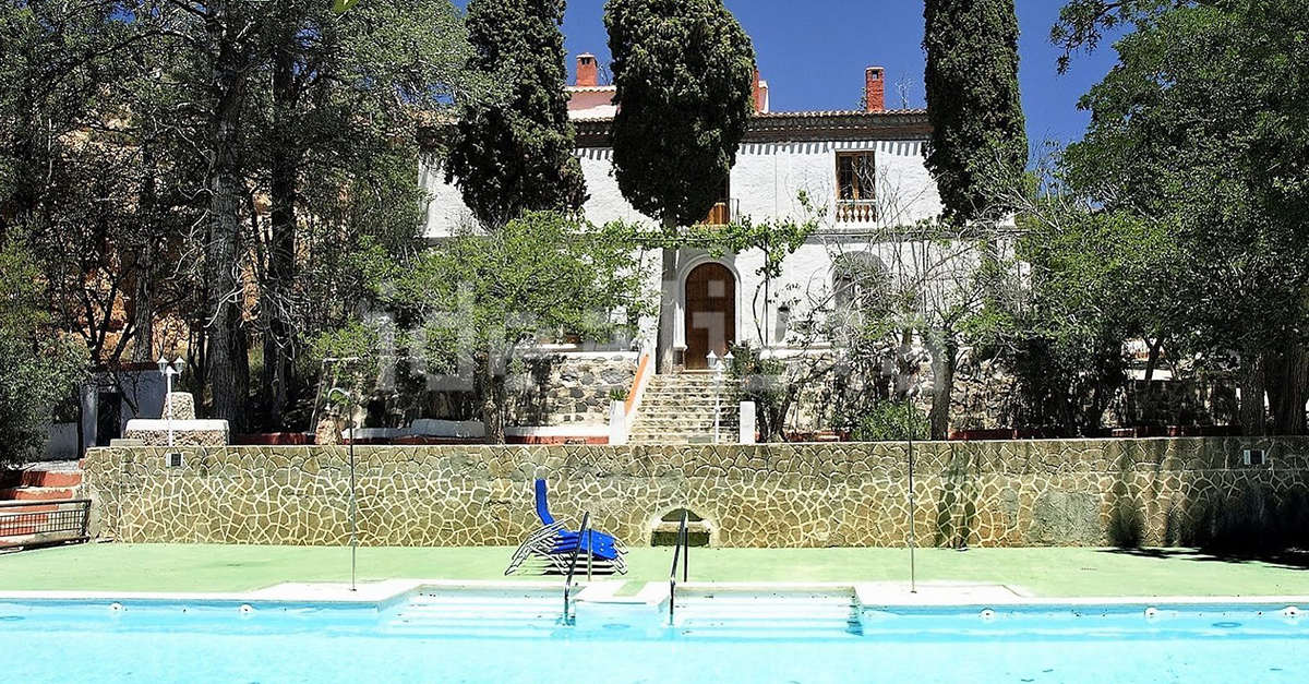 Este complejo rural con casas cueva está a la venta en la sierra de Granada por 950.000 euros