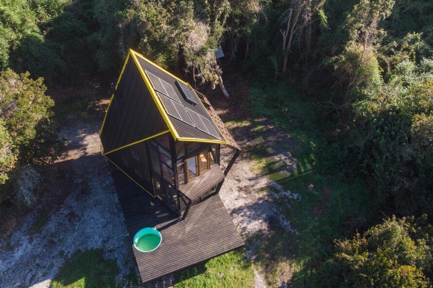 Esta cabaña prefabricada está ubicada en un entorno natural, junto al mar