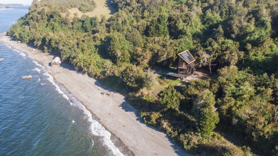Esta casa prefabricada está junto a la costa