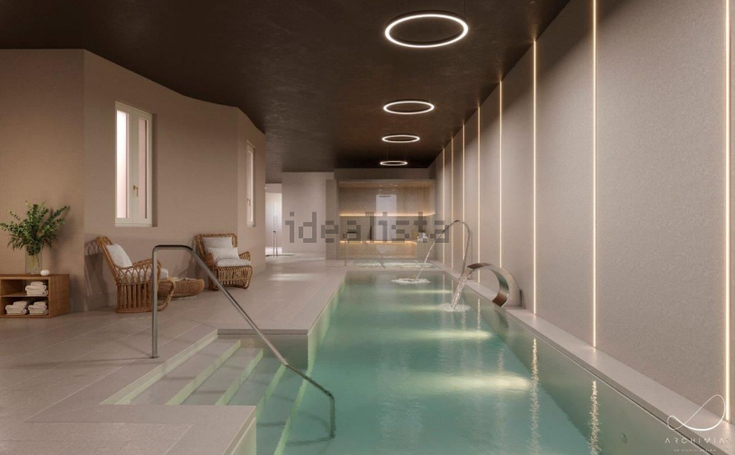 El edificio tiene spa y piscina