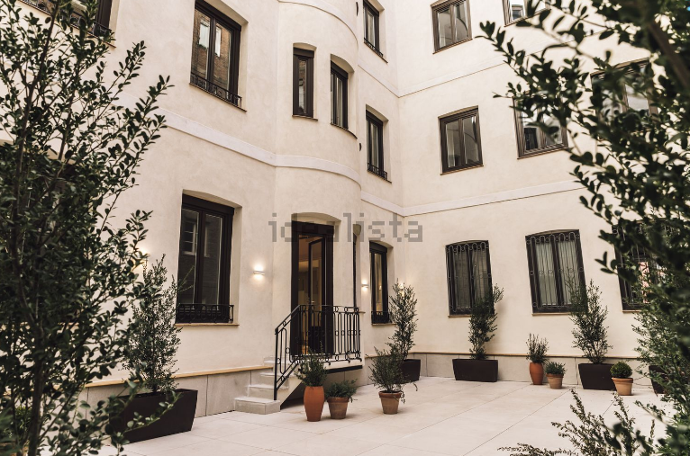 La promoción dispone de un patio interior y vigilancia 24 horas