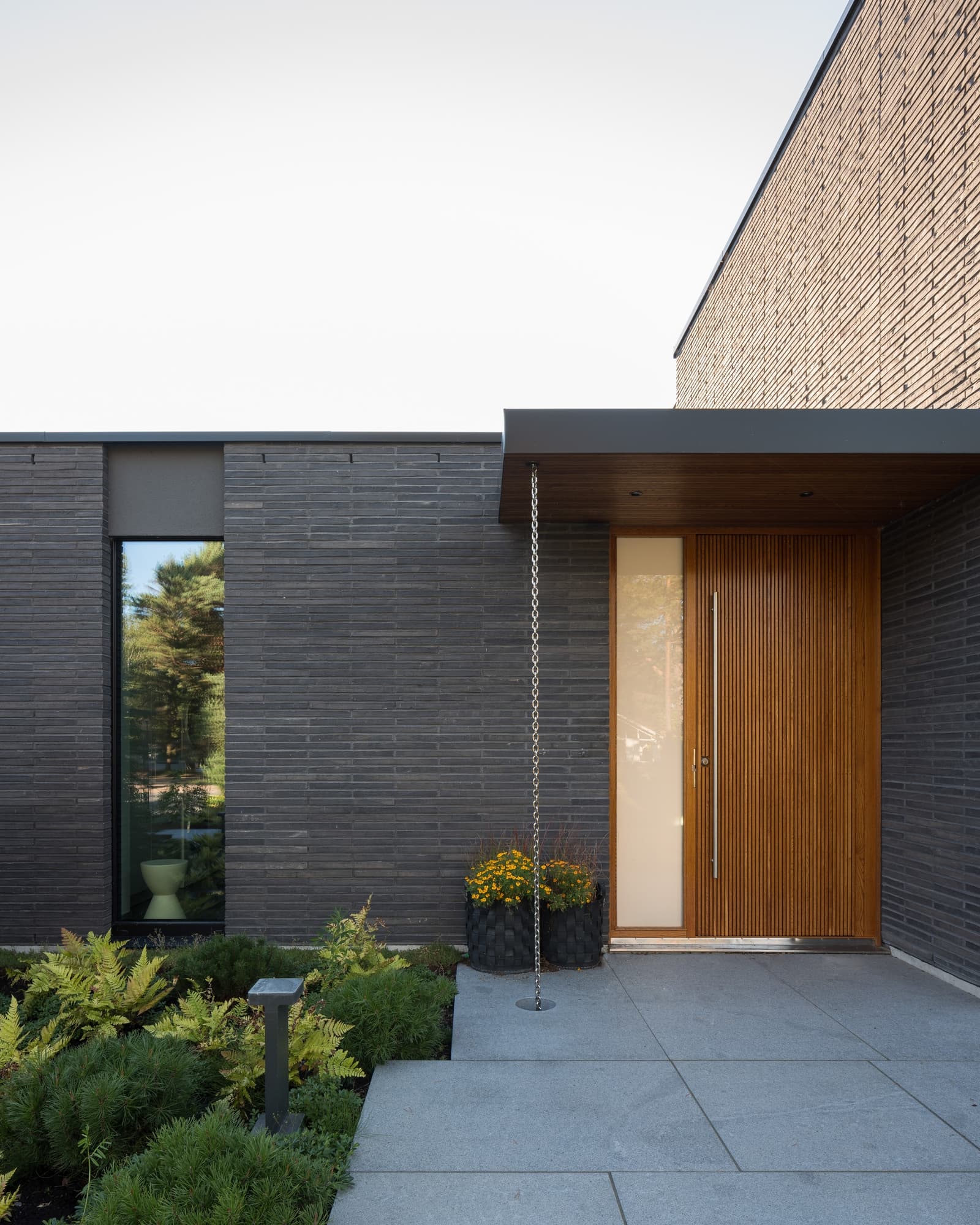 Entrada Villa Tennisvägen, de ladrillo y madera