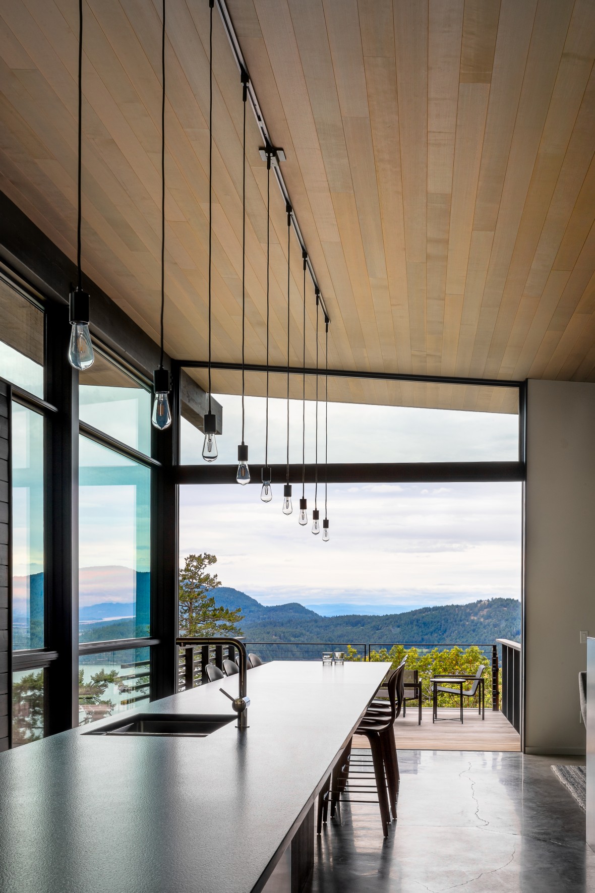 La cocina se abra hasta la terraza Buck Mountain Cabin