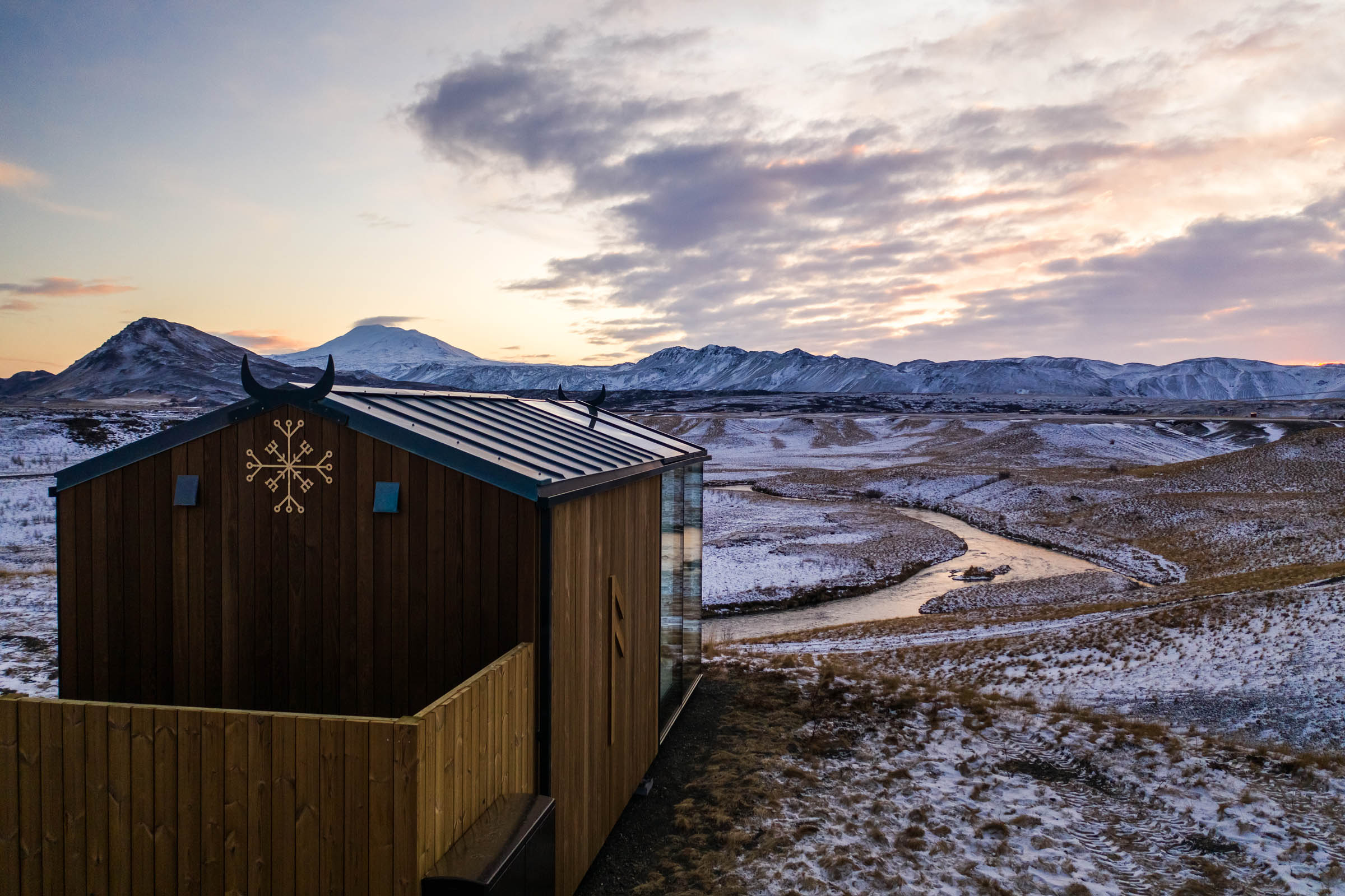 Nieve rodeando la cabaña