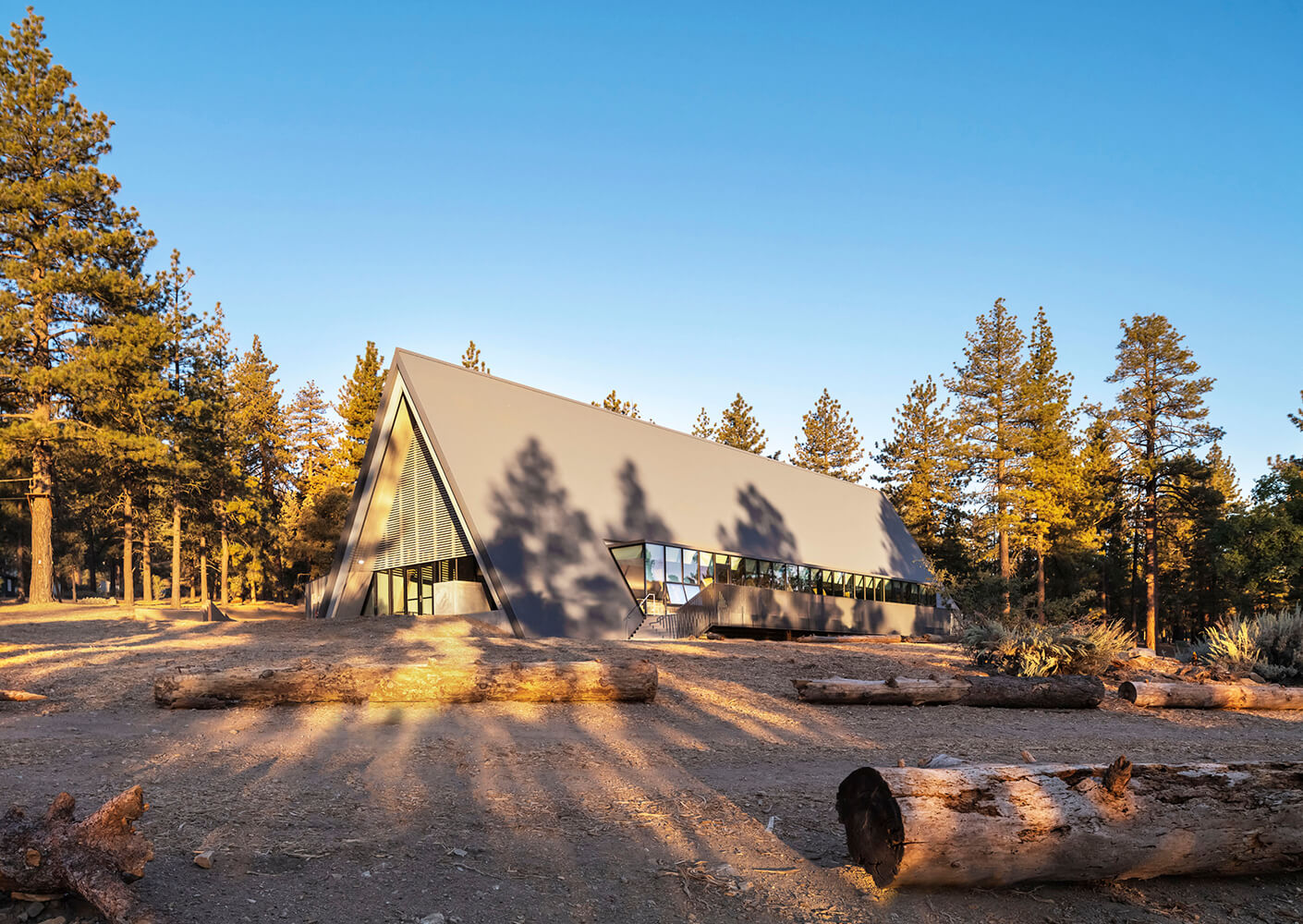 Perspectiva lateral de una de las cabañas del campamento de Girl Scouts Lakota