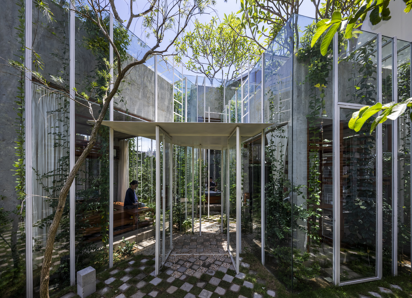 Entrada con pasillos de vidrio