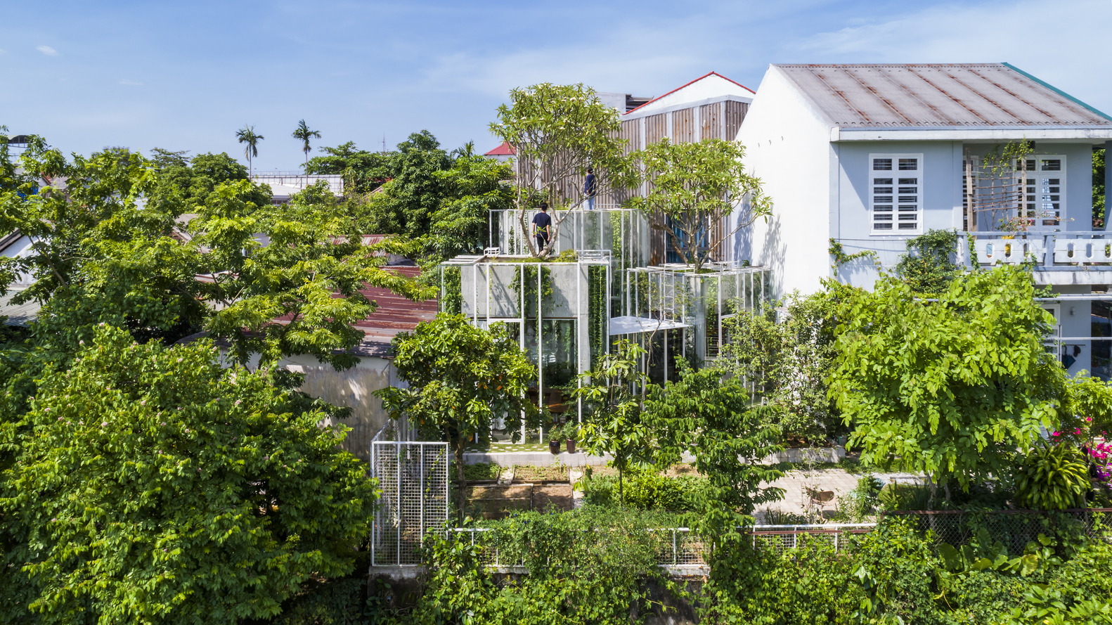 Vista desde lejos con la vivienda entre la vegetación