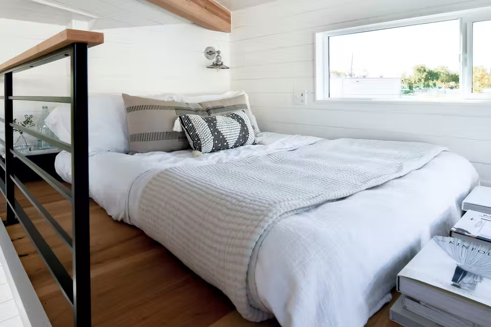 Dormitorio en el altillo con cama sobre el suelo