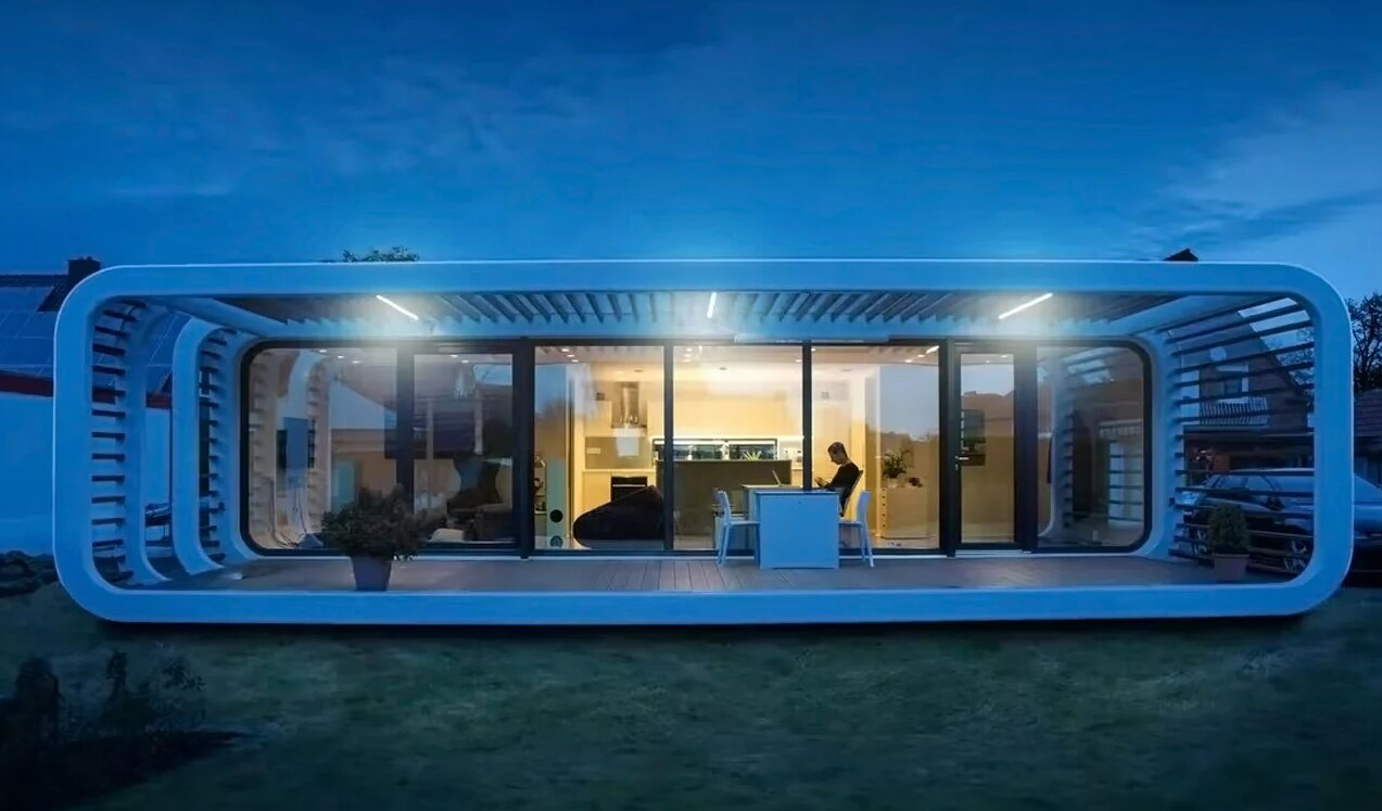 Fachada principal por la noche con las luces encendidas