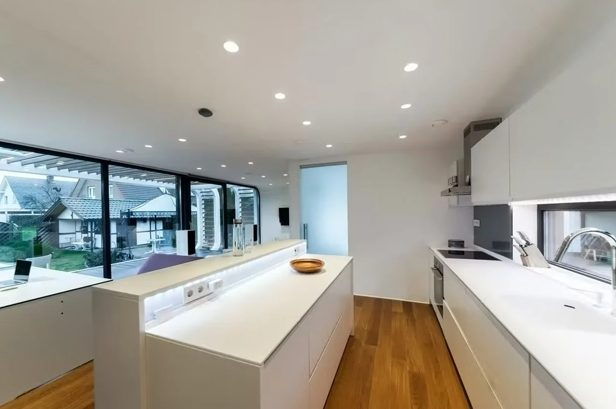 Cocina moderna con decoración blanca