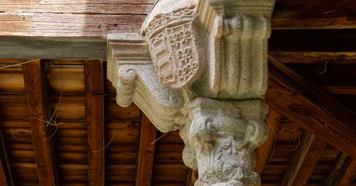 Columna con escudo segoviano