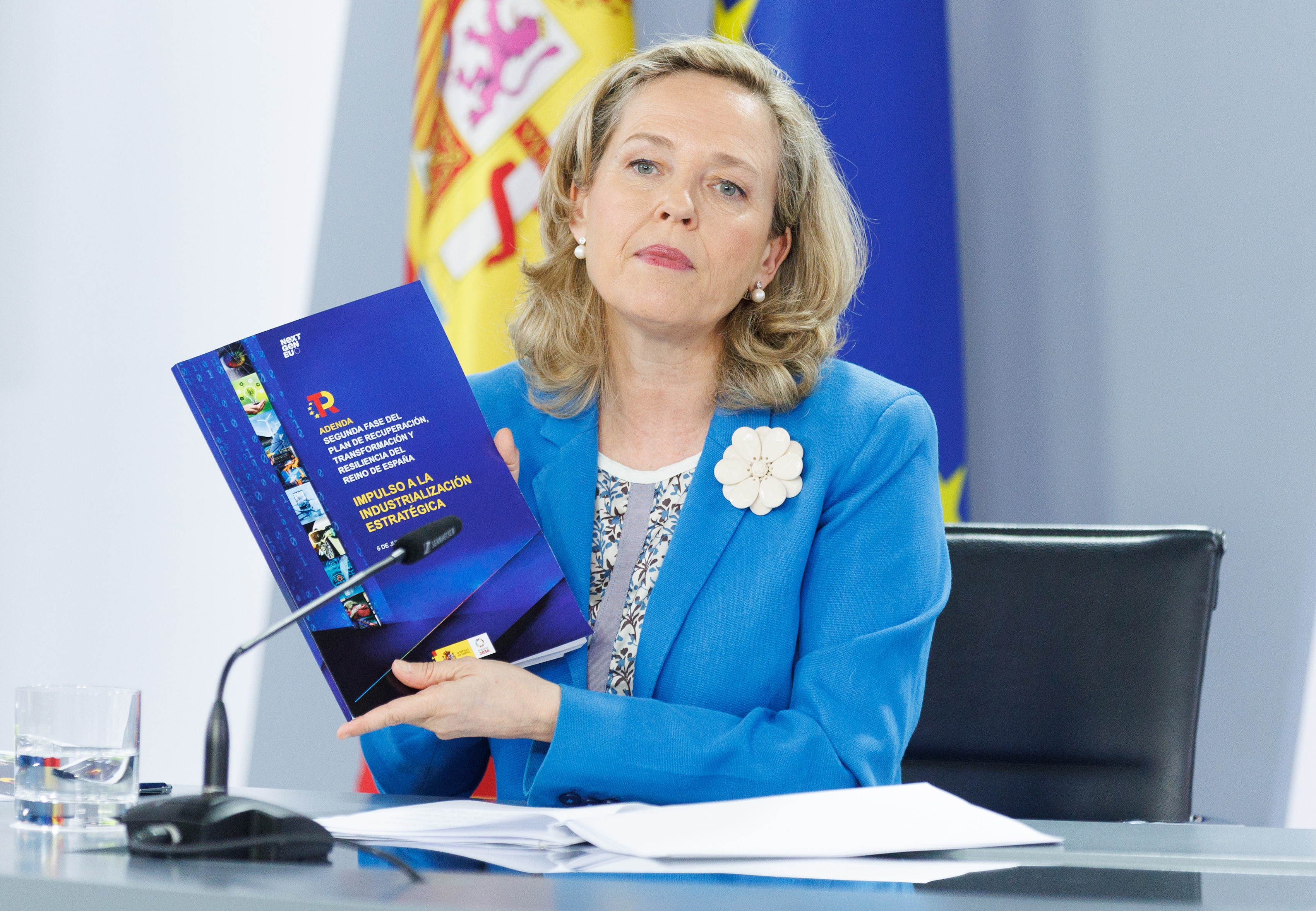 La vicepresidenta primera y ministra de Asuntos Económicos y Transformación Digital, Nadia Calviño, durante una rueda de prensa posterior a la reunión del Consejo de Ministros, en el Palacio de La Moncloa, a 6 de junio de 2023, en Madrid (España). El Cons
