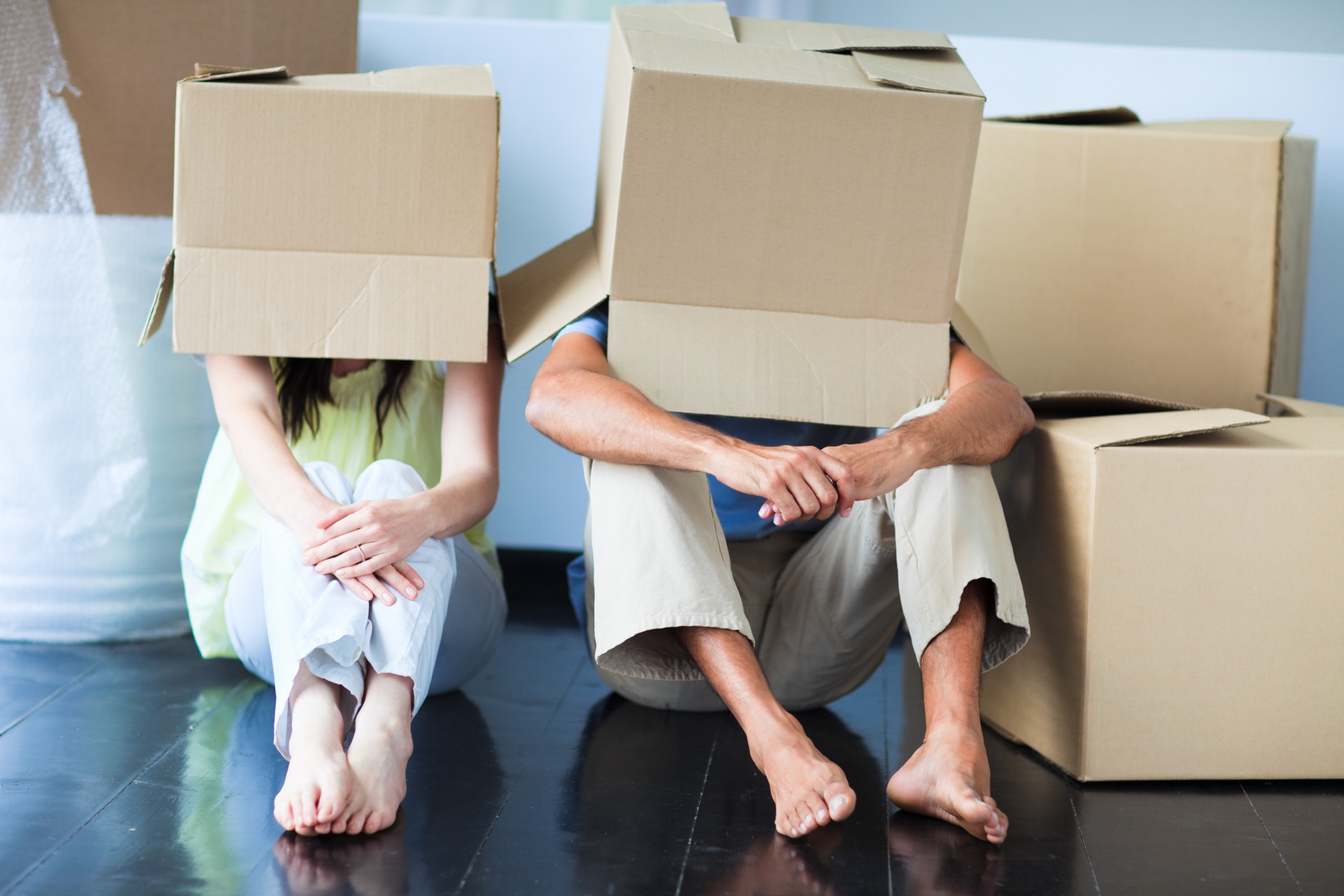 Боязнь замкнутого пространства. Тесно э. Человек сидит в коробке. Тесная квартира. Тесно в квартире.