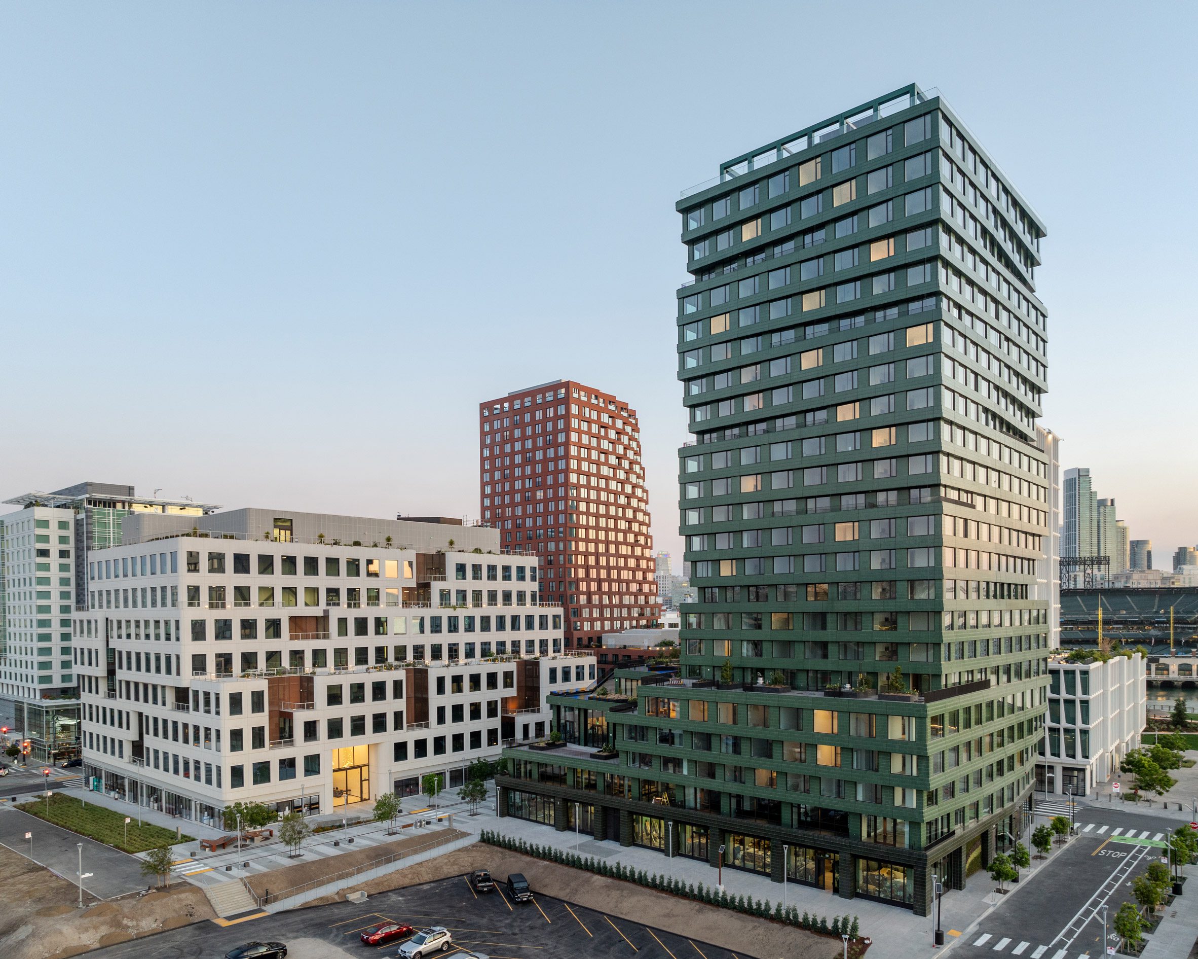 Verde es una torre de 23 plantas diseñada por Studio Gang, que se ha convertido en un elemento destacado de la primera fase de la urbanización Mission Rock en San Francisco.