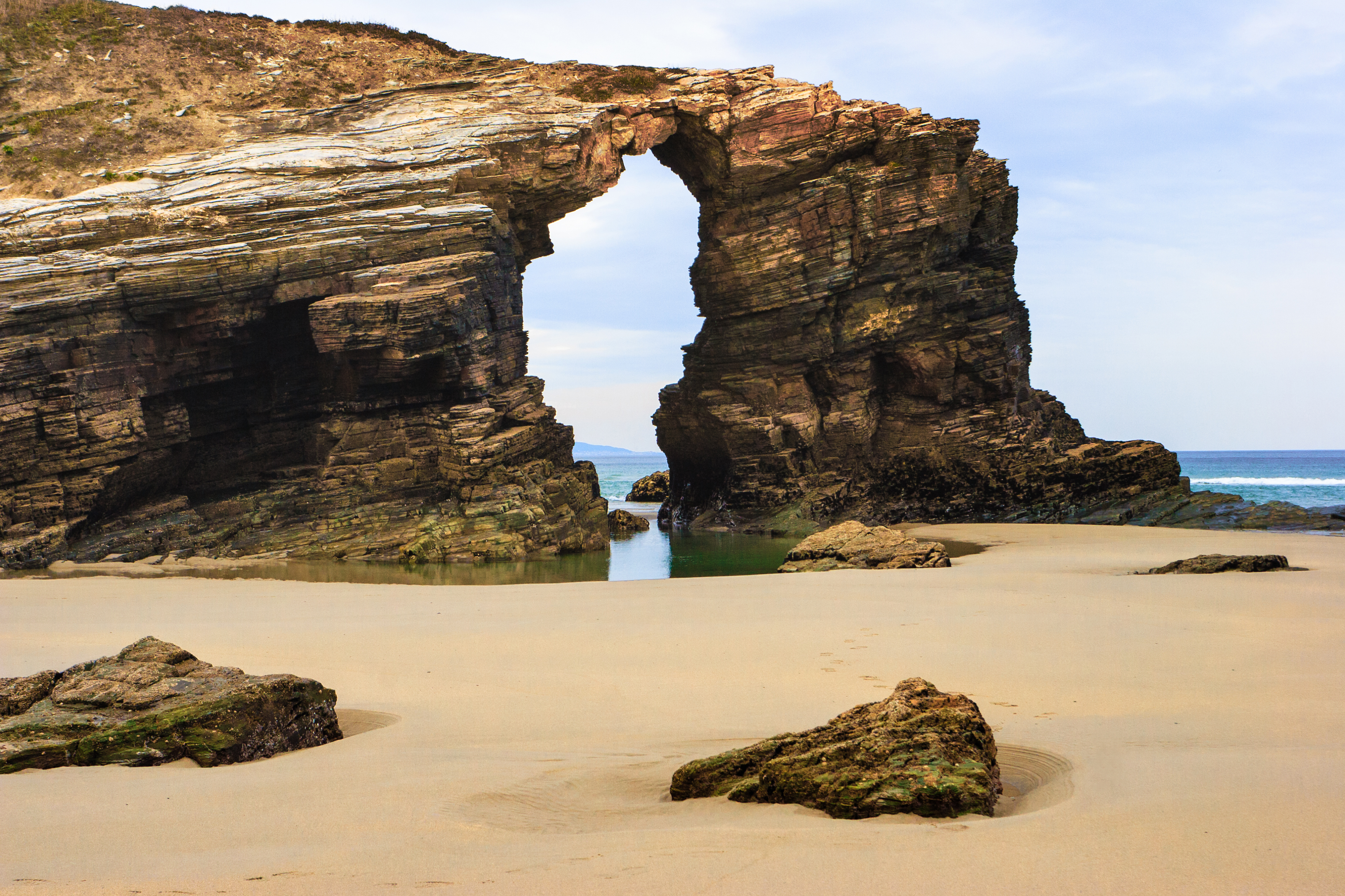 El secreto de Las Catedrales está en la marea: la hora exacta para ver su mejor atardecer