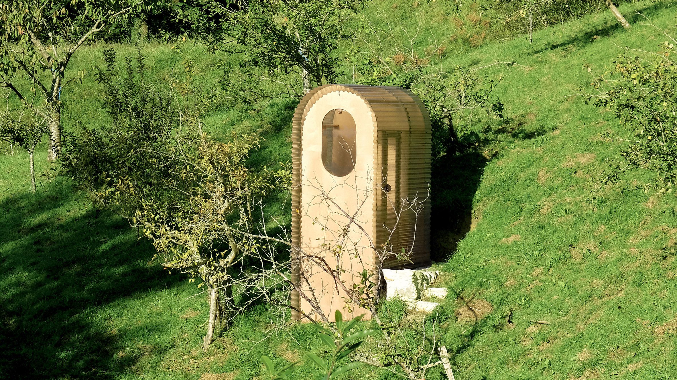 The Goodviewloo se ubica en una ladera verde de Cantabria y ha sido diseñado y construido por el arquitecto alemán Nico Goebel.