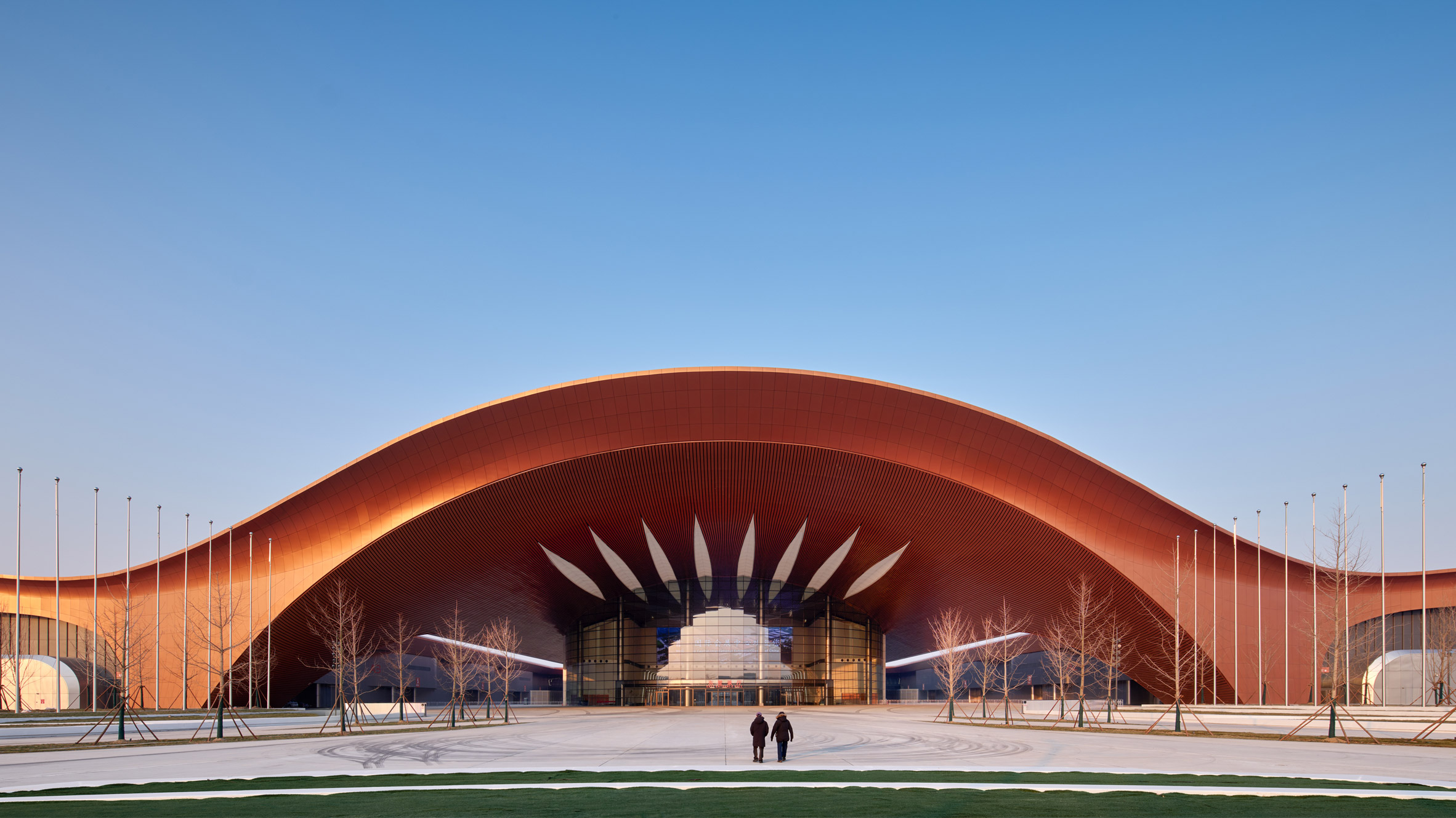 La entrada se realiza por un majestuoso arco que da la bienvenida a los asistentes.