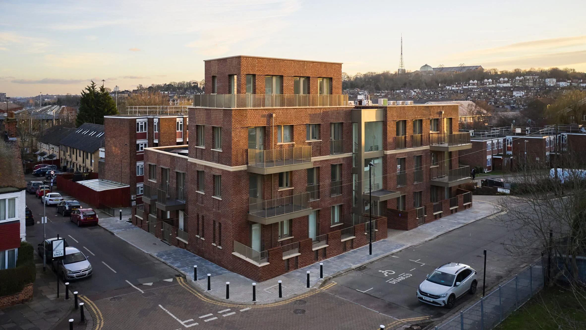 El complejo Edith Road, diseñado por el estudio Satish Jassal Architects, se ubica en pleno corazón del barrio londinense de Haringey.