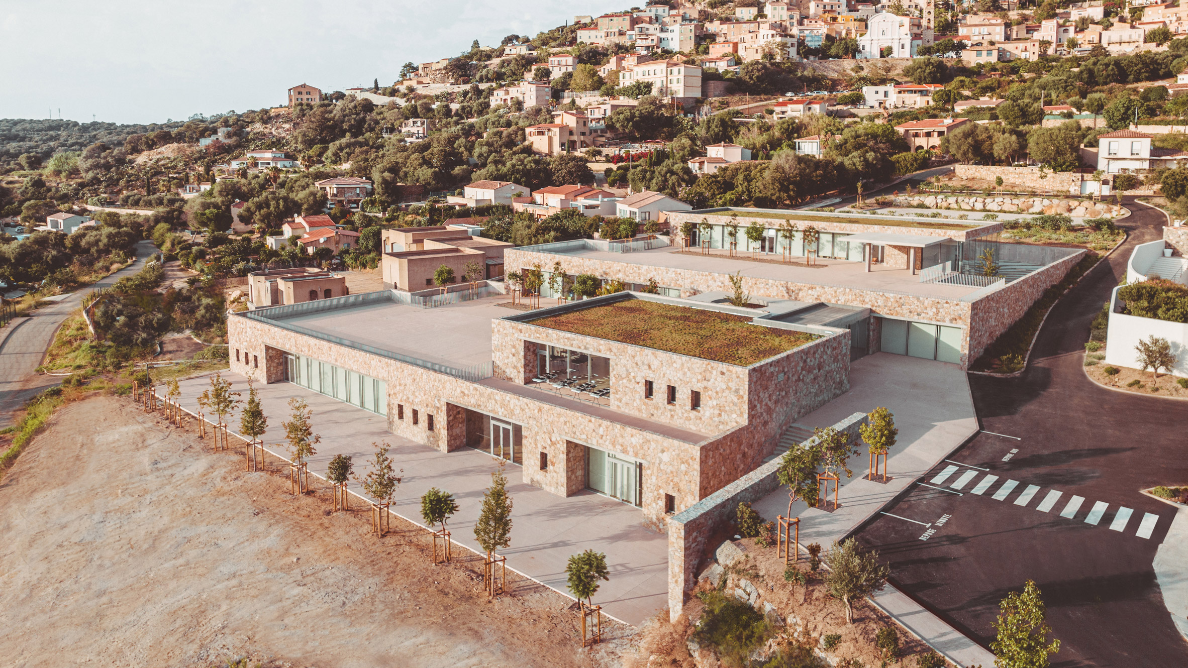 La nueva Escuela y Espacio Cultural Edmond Simeoni, situado en el pueblo de Lumio, ha sido diseñado por el estudio Amelia Tavella Architectes.