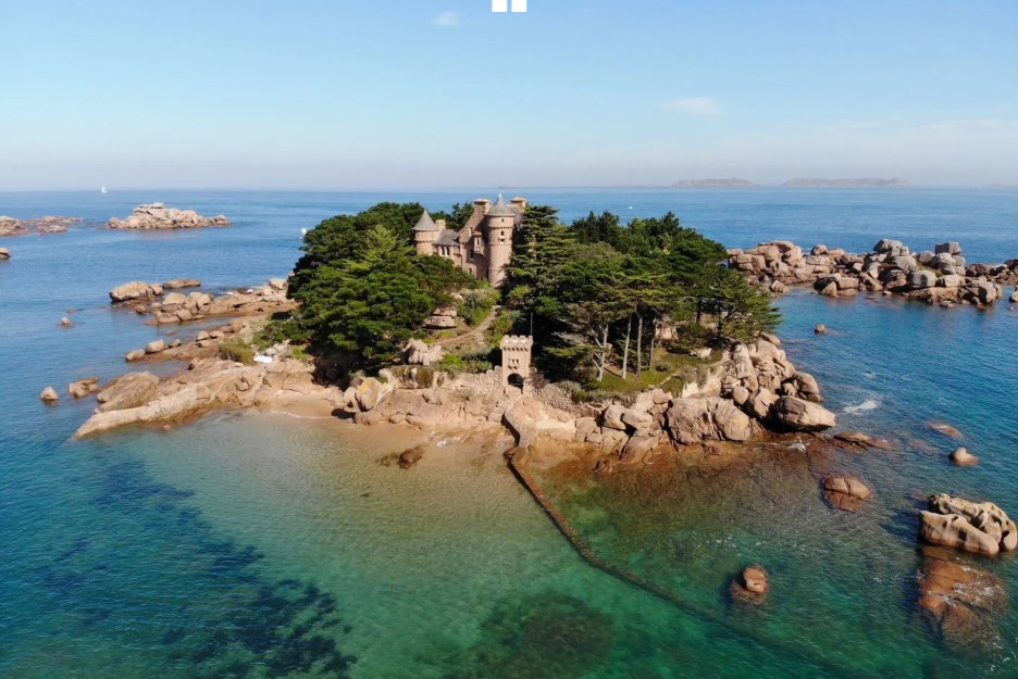 isla privada con castillo del siglo XIX en Bretaña (Francia)