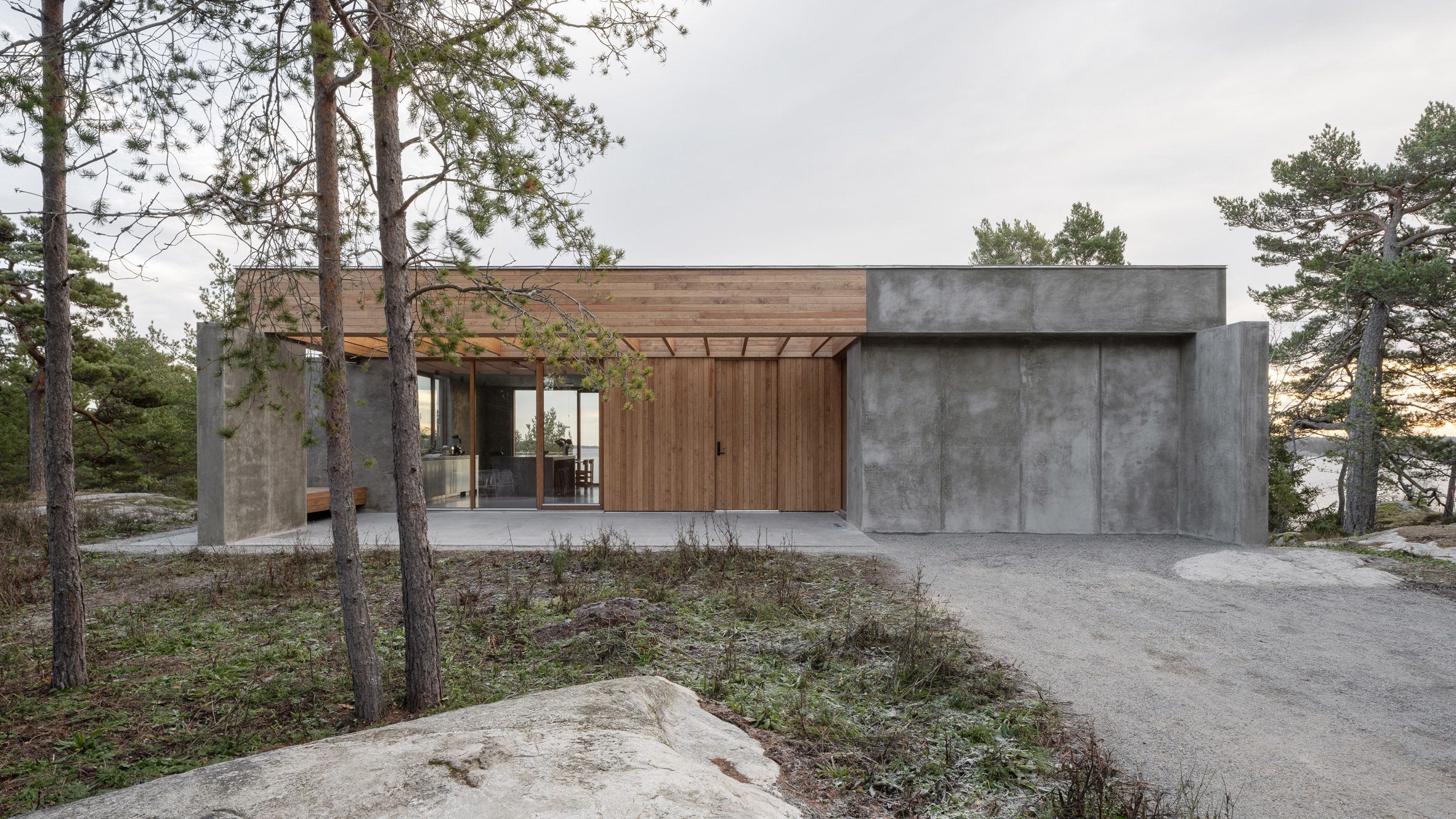La House Djurö ha sido diseñada por el estudio sueco Campus, sobre el terreno que antes ocupaba una antigua vivienda, respetando su escala y huella.
