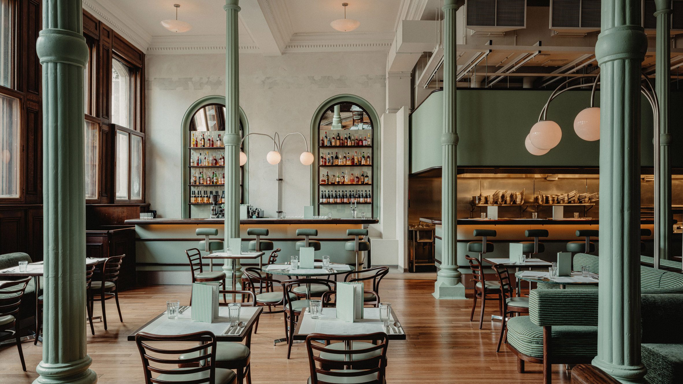 El restaurante Lina Stores y su Bar Lina se diseñaron por el estudio A-nrd en el edificio histórico de un antiguo banco en Shoreditch (Londres). 