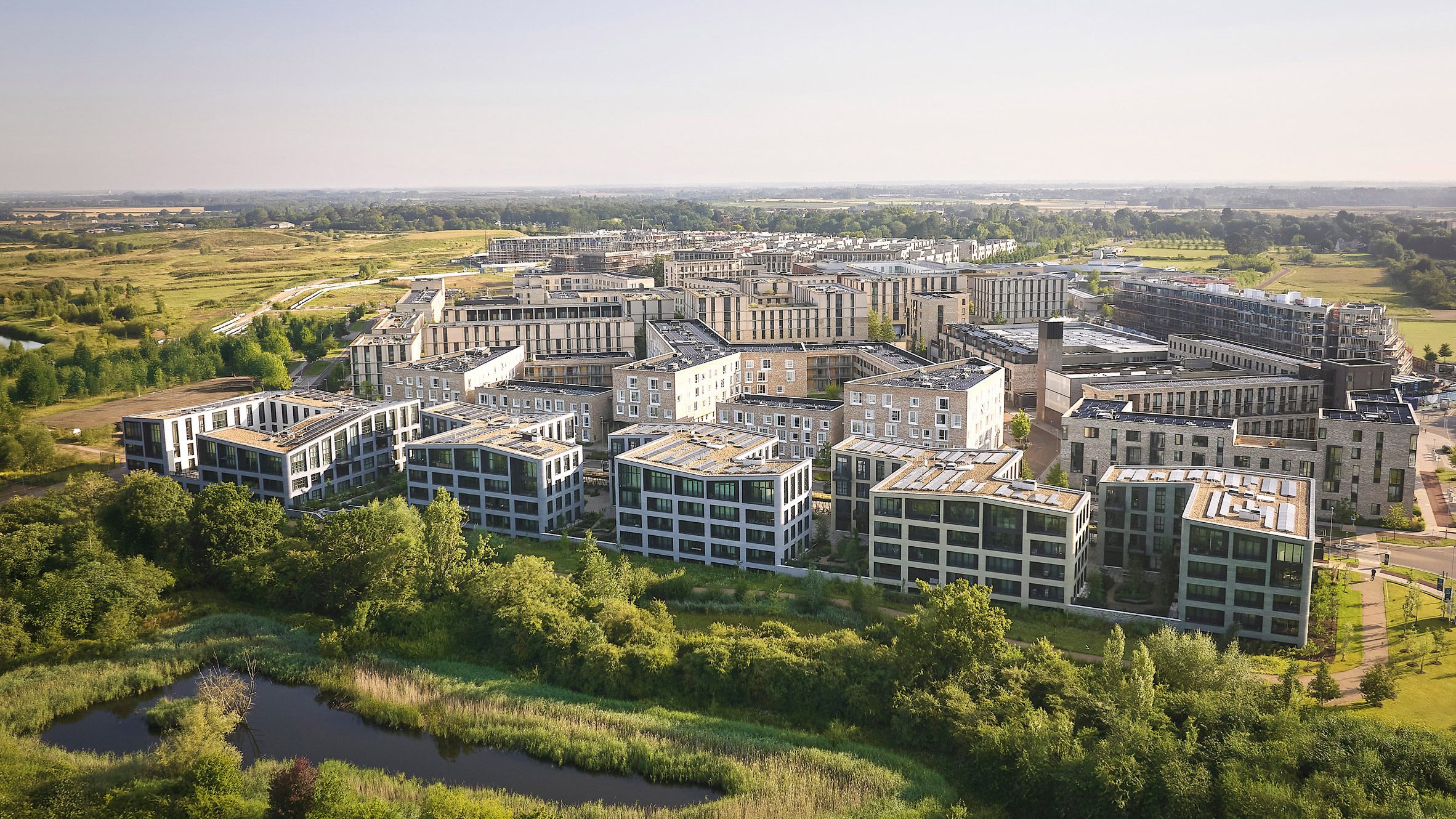 Rubicon Housing es un conjunto residencial situado en el límite de desarrollo de Eddington, en Cambridge, diseñado por el estudio Alison Brooks Architects.