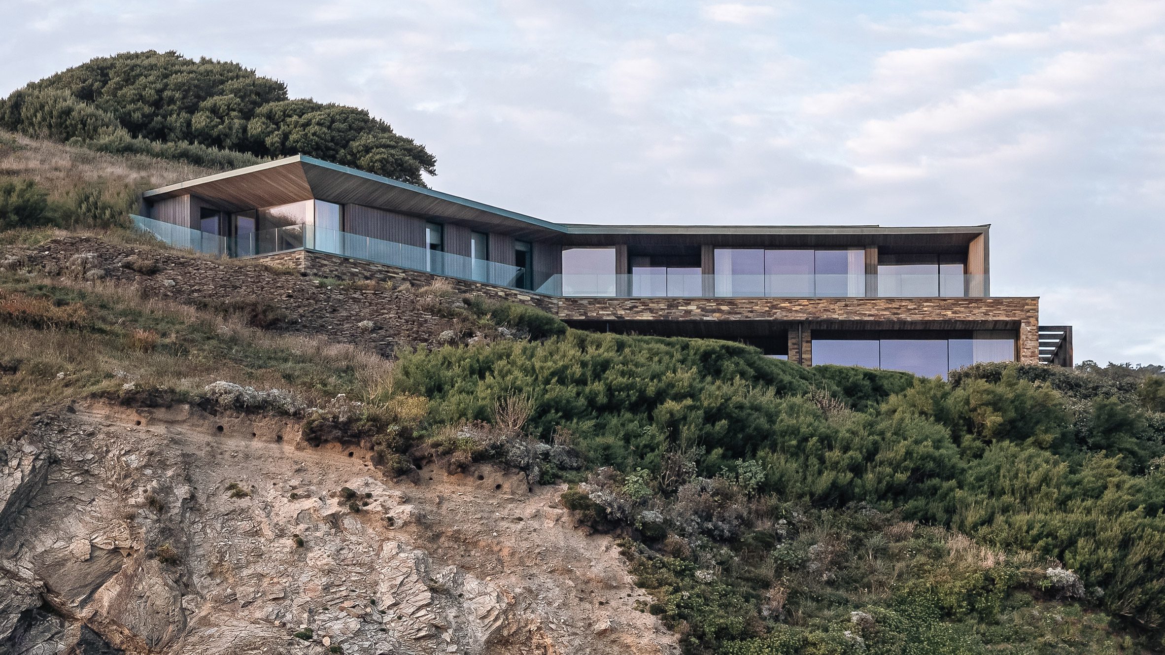 Two-Family House está diseñada por Rundell Associates y está levantada en lo que fue una antigua cantera en la costa norte de Cornualles.
