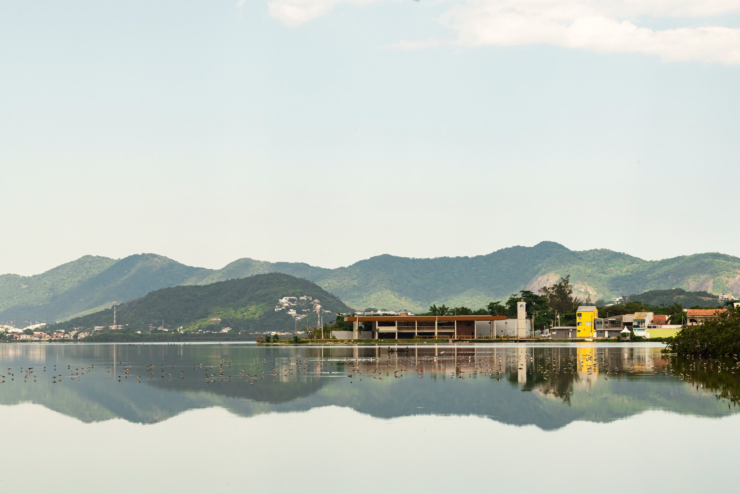 El ecomuseo se encuentra a orillas de la laguna Orla Piratininga, y se levanta como el núcleo de un ambicioso proyecto de recuperación ambiental.